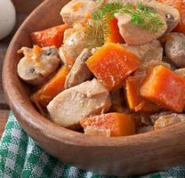 ragoût de poulet aux légumes et champignons dans une sauce à la crème photo