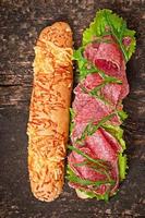 sandwich au salami, laitue, tomate et roquette photo