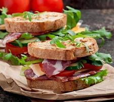 sandwich au jambon, fromage et légumes frais photo