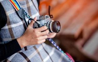 main et appareil photo d'un photographe de voyage