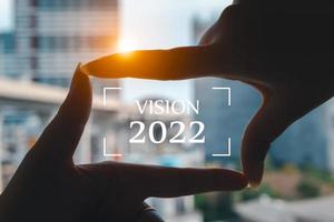 la nouvelle année 2022 commence le concept d'hommes d'affaires encadrant et vision 2022 à la main, le concept de planification et de défis ou de cheminements de carrière, les opportunités de stratégies commerciales et le changement. photo