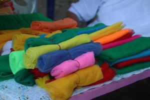 des rouleaux de tissu sont sur la table, en thaïlande. photo