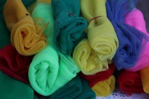 rouleaux de tissu, vert jaune, bleu, rose, rouge, orange, thaïlande. photo