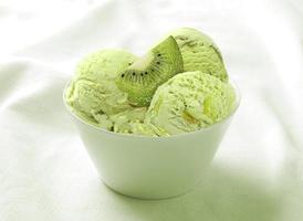 crème glacée kiwi dans la tasse en céramique photo