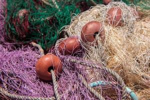 quelques filets de pêche sur le quai à latchi à chypre photo