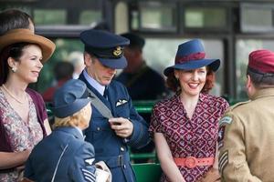 Horsted Keynes, West Sussex, Royaume-Uni, 2011. Amis bavardant photo