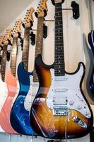 East grinstead, West Sussex, UK, 2014. guitares électriques exposées dans un magasin de musique photo