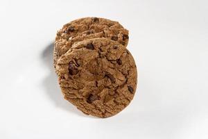 assiette de biscuits aux pépites de chocolat fraîchement cuits. fond blanc, mise au point sélective photo