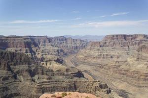 vue sur le grand canyon avec le fleuve colorado en contrebas photo