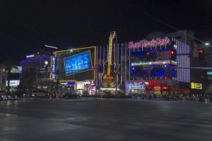 las vegas, nv, é.-u. - 30 août 2017. personnes marchant dans le strip de las vegas devant le hard rock cafe. photo