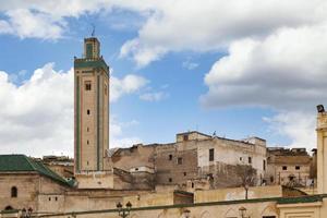 minaret de la mosquée r'cif au-dessus de la médina de fès photo