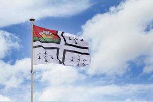 drapeau de nantes agitant dans les airs photo