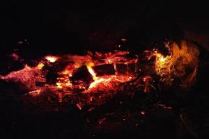 feu rougeoyant dans une cheminée photo