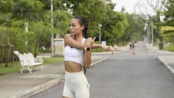 jeune femme de remise en forme en tenue de sport exerçant dans le parc de la ville, saine et modes de vie. photo