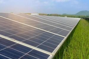 fond de ferme de cellules photovoltaïques ou de champs de panneaux solaires, énergie écologique et propre. photo