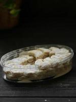 Close up of sweet snow cookies dans un récipient en plastique photo