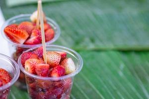 fraise tranchée dans une tasse en plastique à vendre photo