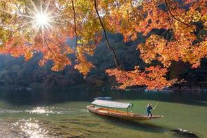 belle vue sur la nature d'arashiyama en automne le long de la rivière à kyoto, japon. arashiyama est l'un des sites d'attraction pour les touristes à kyoto, au japon photo