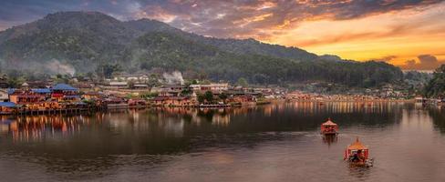 bateaux chinois et un coucher de soleil nuageux à ban rak thai photo