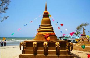 la pagode de sable et les têtes d'éléphants ont été soigneusement construites et joliment décorées lors du festival de songkran photo