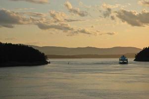 ferry traversant l'océan le soir photo