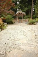 sanctuaire dans le jardin zen japonais photo