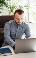 homme d'affaires travaillant sur son ordinateur portable dans un bureau photo