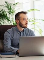 homme d'affaires travaillant sur son ordinateur portable dans un bureau photo