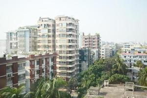 bâtiments de la ville de dhaka à la journée ensoleillée photo