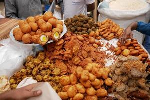 Affichage de la nourriture de l'iftar du ramadan à vendre au Bangladesh photo