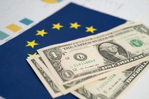 billets en dollars américains argent sur le drapeau de l'ue en europe, concept commercial et financier. photo