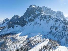 vue panoramique de l'ombre sur la majestueuse chaîne de montagnes couvertes de neige contre le ciel photo