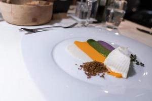 gros plan d'aliments sains servis dans une assiette blanche sur une table à manger au complexe photo