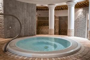 jacuzzi rond dans une salle de bains moderne au style élégant dans une station de ski luxueuse photo