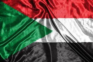 drapeau en tissu soudanais drapeau en satin agitant la texture du tissu du drapeau photo