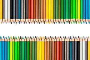 bâtons de bois multicolores crayons de couleur en bois sur fond blanc photo