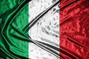 drapeau italien en tissu drapeau en satin agitant la texture du tissu du drapeau photo
