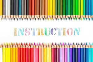 bâtons de bois multicolores crayons de couleur en bois et instructions sur fond blanc photo