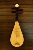 un pipa accroché au mur. c'est un instrument de musique chinois à quatre cordes. photo