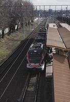 les passagers entrent dans un train moderne photo