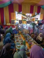 medan, indonésie 23 janvier 2022 dans un mariage traditionnel malais du nord de sumatra, il y a une cérémonie traditionnelle de manger du riz devant la mariée et sa famille photo
