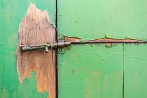 loquet cassé fermant les portes délabrées d'une ancienne grange photo