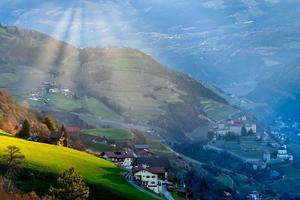 vue des villageois à l'aube photo