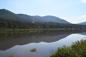 lac de montagne pittoresque photo