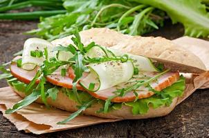 sandwich utile avec du jambon et des herbes photo