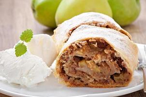 strudel aux pommes avec glace photo