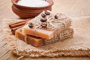 savon naturel sur fond de bois photo