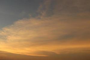 fond de ciel du soir, lumière du soleil orange sur un nuage doux. photo