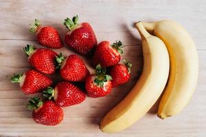 fruits banane fraise sur table en bois photo