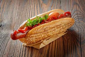 hot dog sur table en bois photo